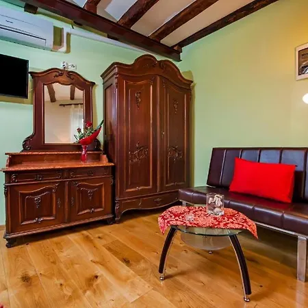 Antique Oscar Iii Apartman