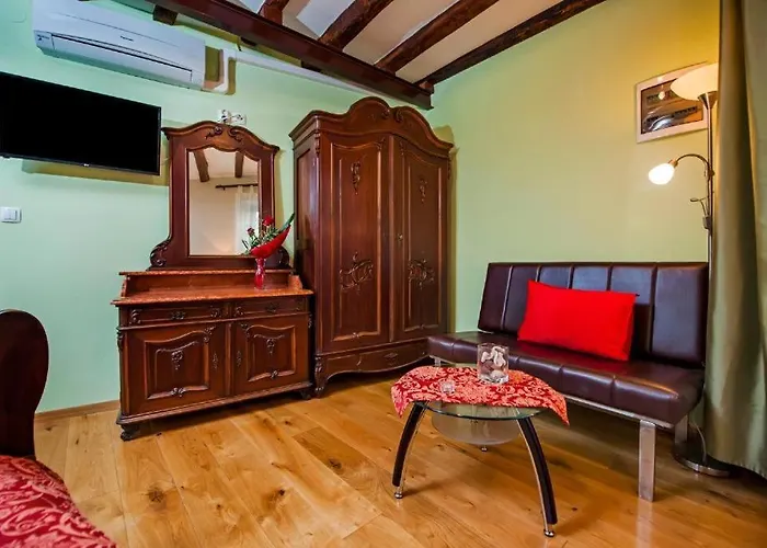 Antique Oscar Iii Apartman